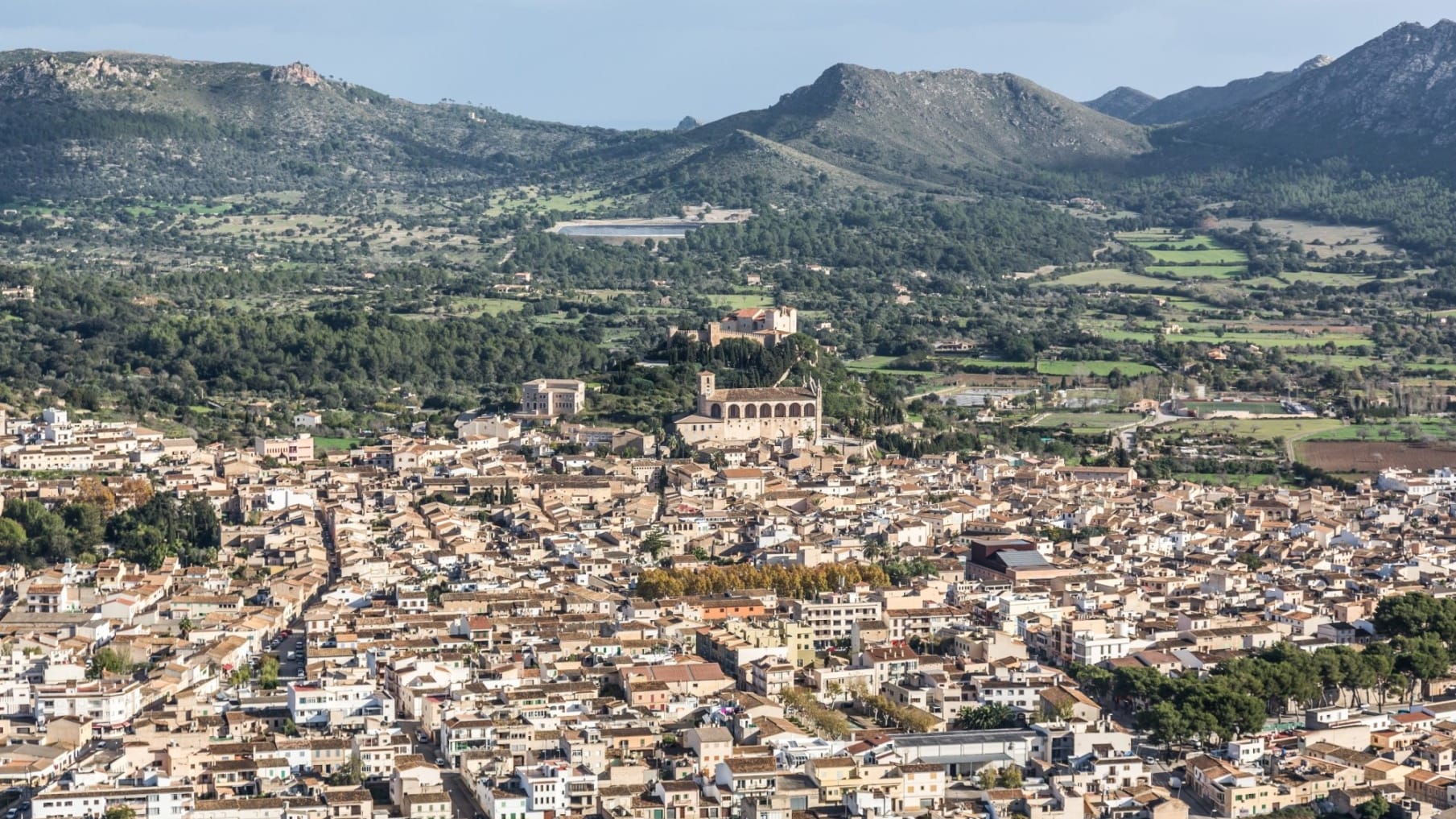 In der mittelalterlichen Kleinstadt Artà gibt es noch Restaurants und Cafés, die original mallorquinische Speisen servieren. Nach dem Essen genießen Locals die beschauliche Atmosphäre, die der Ort versprüht.