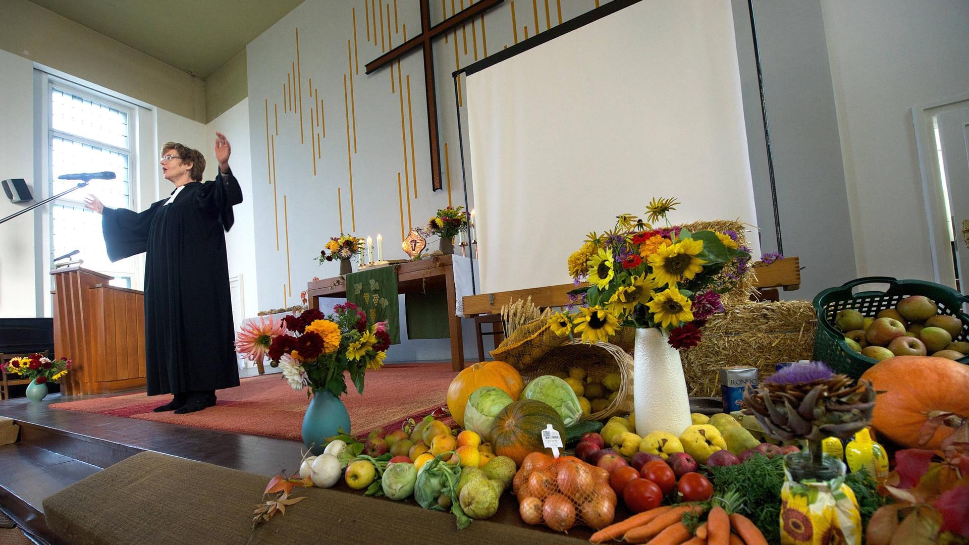 Festliche Fürbitten zum Erntedank dürfen im Gottesdienst nicht fehlen.