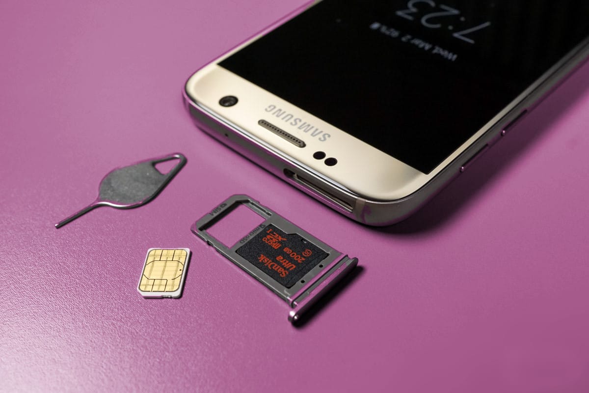 Die SIM-Karte sollte auf keinen Fall im Gerät verbleiben, wenn man das Smartphone aus der Hand gibt.