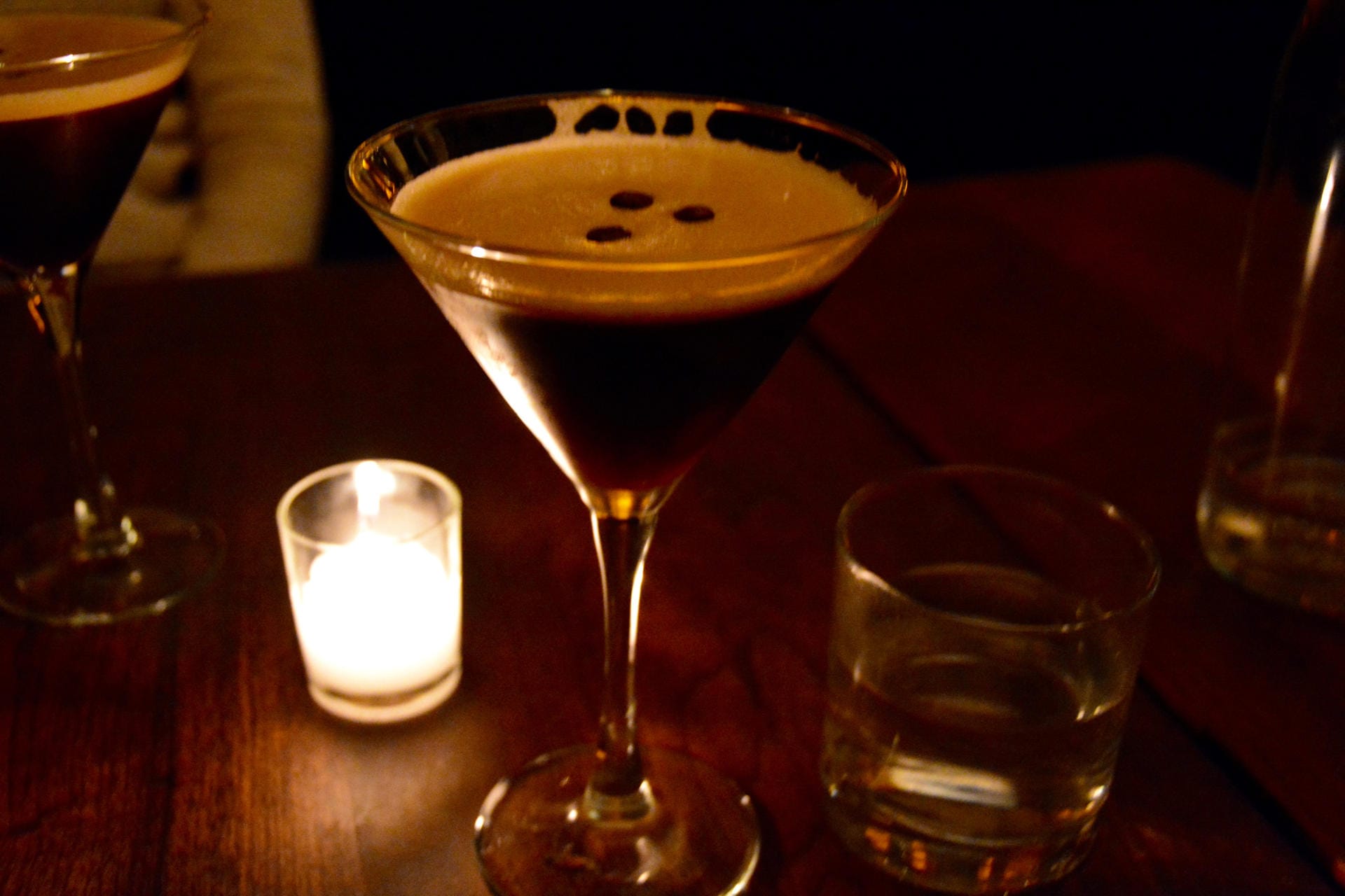 Für den Espresso Martini mixt man 2cl Kaffeelikör wie Kahlùa, 4cl Wodka und 2cl Espresso.
