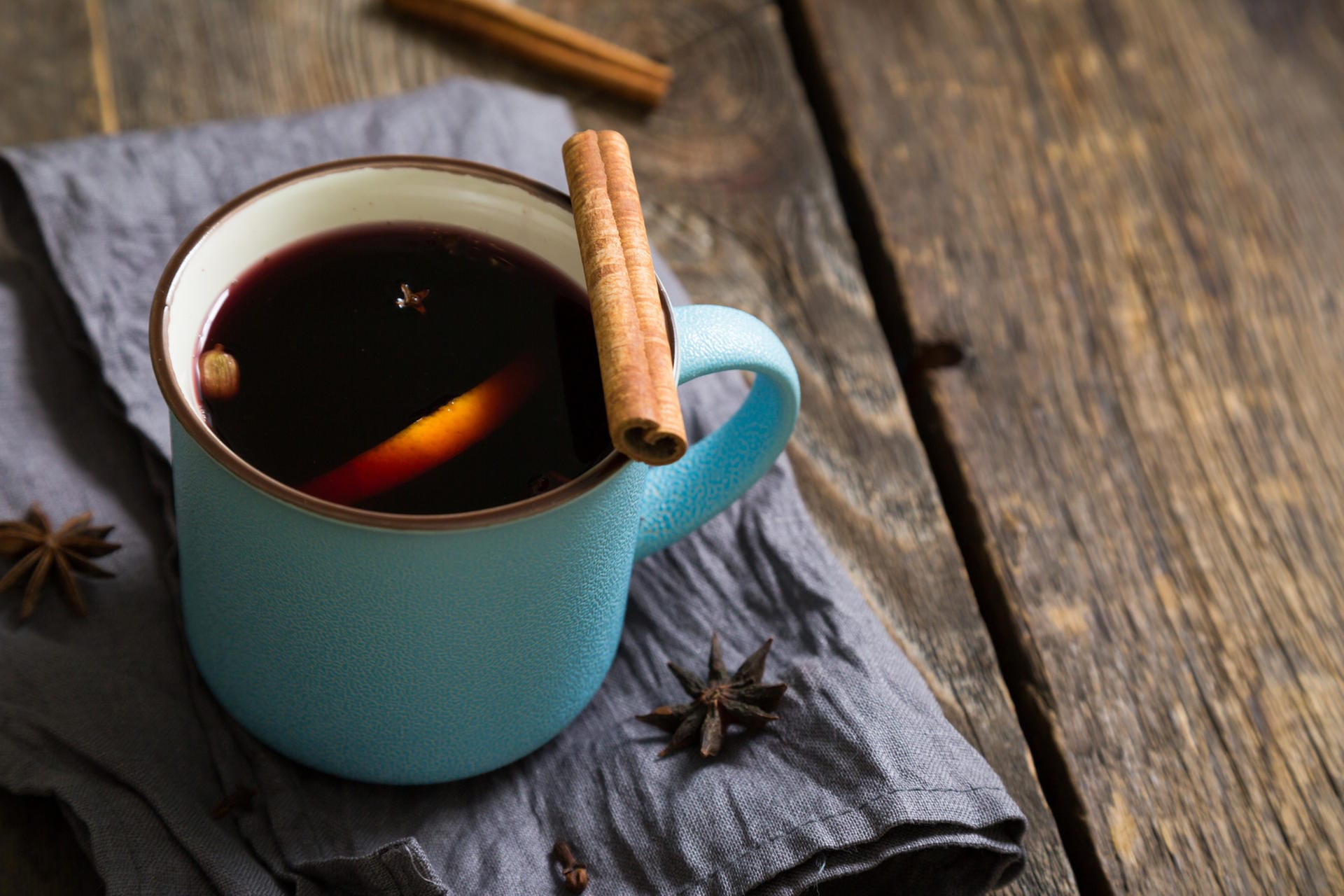 Im Kaffee Brulot wärmt nicht nur der heiße Kaffee, sondern gewürzter Branntwein. Gewürze und Zesten von Orange und Zitrone sorgen für winterliche stimmung.