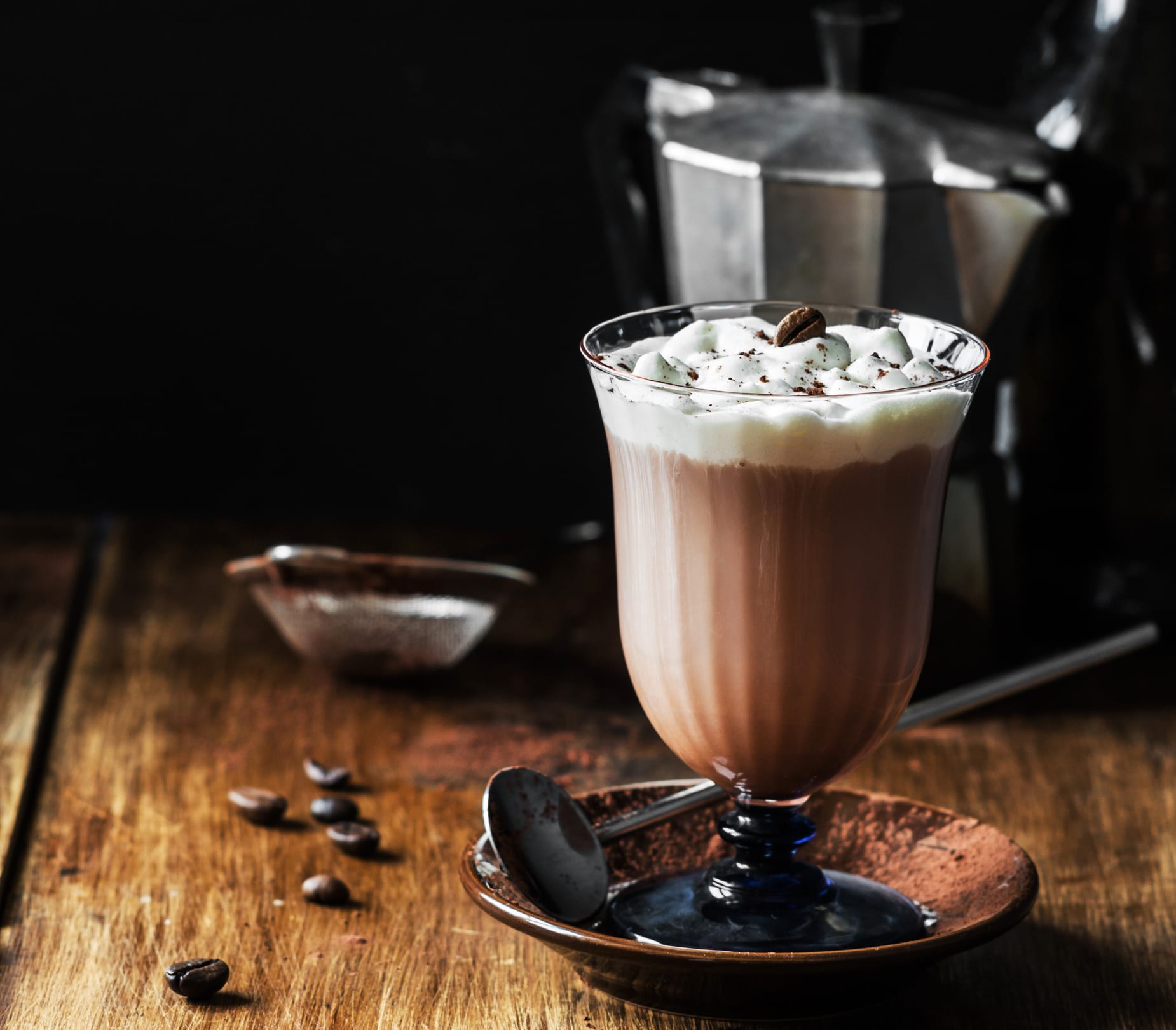 Beim "Irisch Coffee" wird der Kaffee durch Irischen Whiskey und karamellisierten Zucker ergänzt. Eine Sahnehaube und Kakaopulver runden ihn ab.