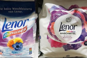 Links das alte Pulver-Waschmittel von Lenor - rechts das neue.