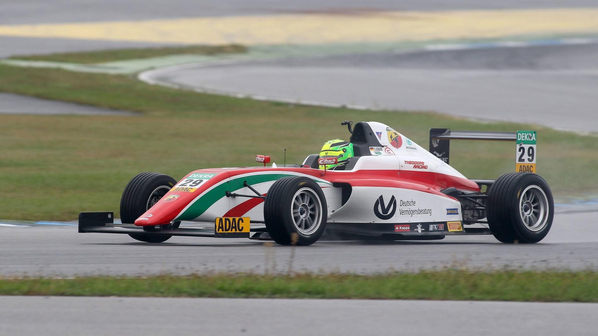 Im ersten Rennen auf dem Hockenheimring fuhr Mick Schumacher von Startplatz 23 auf Rang sechs.