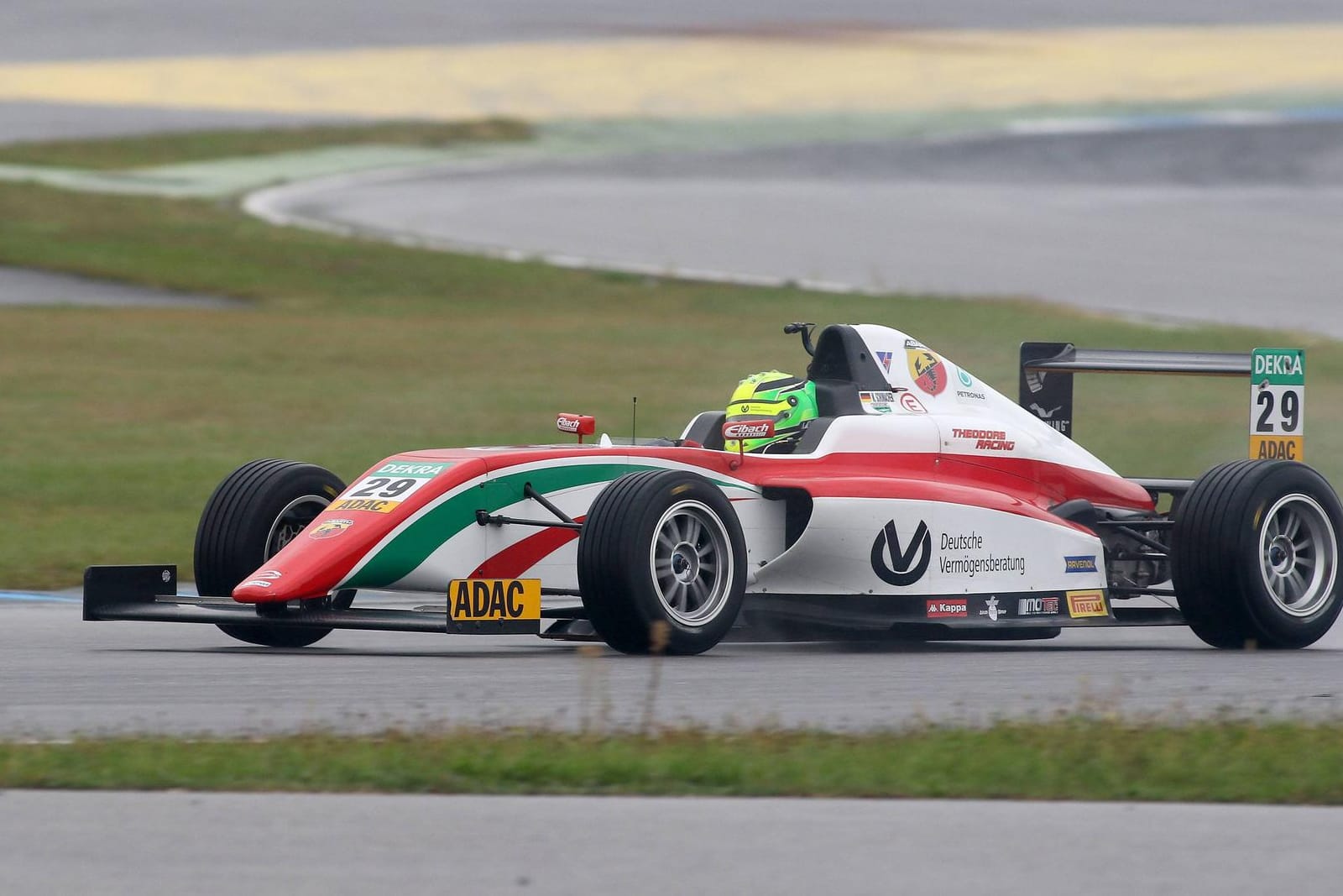 Im ersten Rennen auf dem Hockenheimring fuhr Mick Schumacher von Startplatz 23 auf Rang sechs.