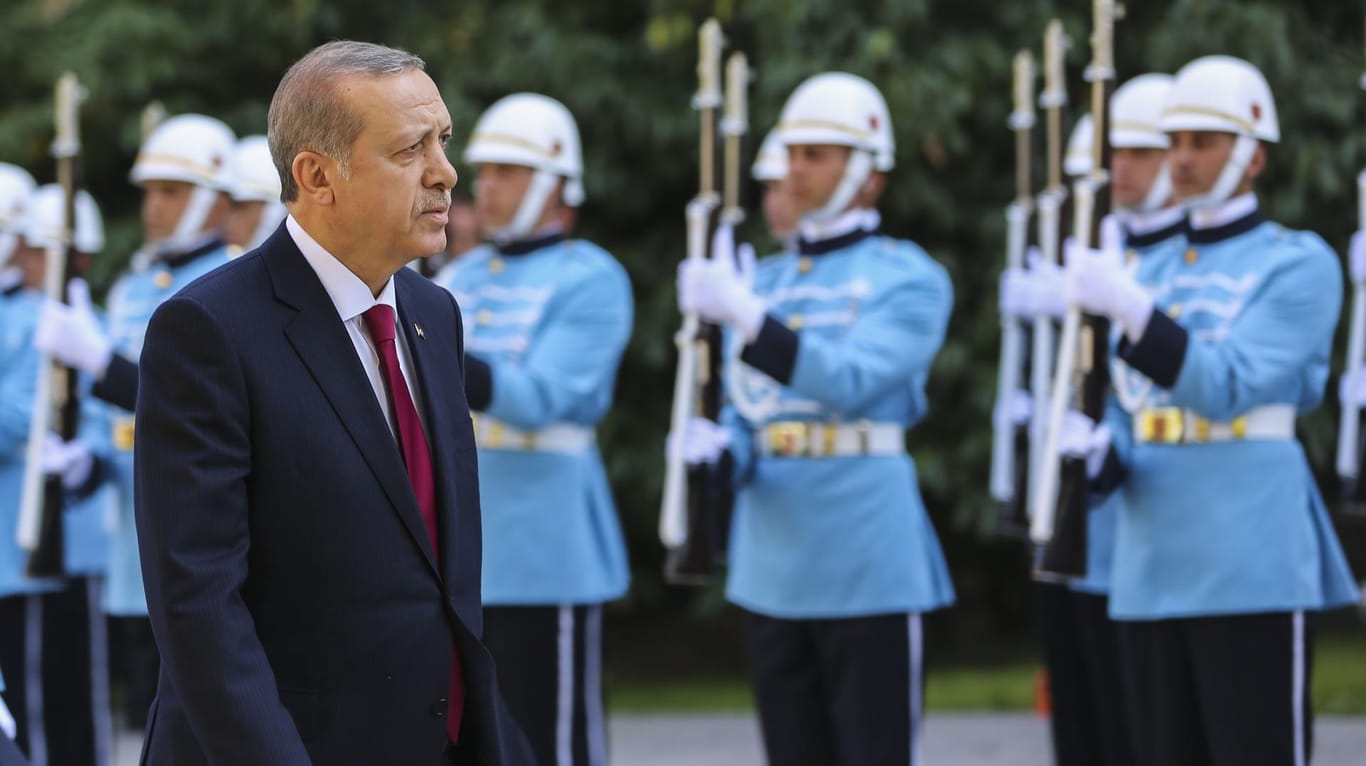 Vor dem Parlament in Ankara wird Präsident Erdogan von der Ehrengarde empfangen.