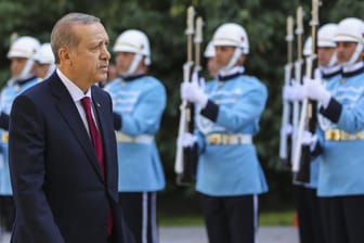 Vor dem Parlament in Ankara wird Präsident Erdogan von der Ehrengarde empfangen.