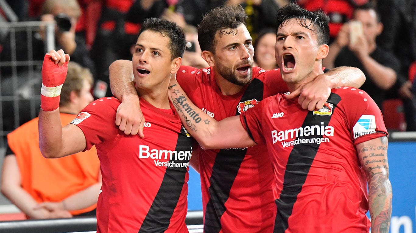 Die Leverkusener Chicharito, Admir Mehmedi und Charles Aranguiz (v.li.) bejubeln das 2:0.
