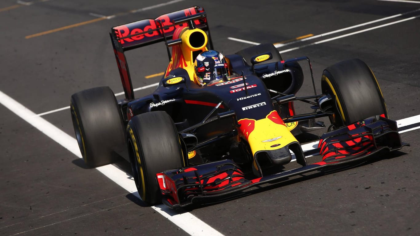 Daniel Ricciardo freut sich in Malaysia über seinen ersten Saisonsieg.