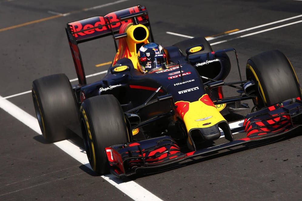 Daniel Ricciardo freut sich in Malaysia über seinen ersten Saisonsieg.