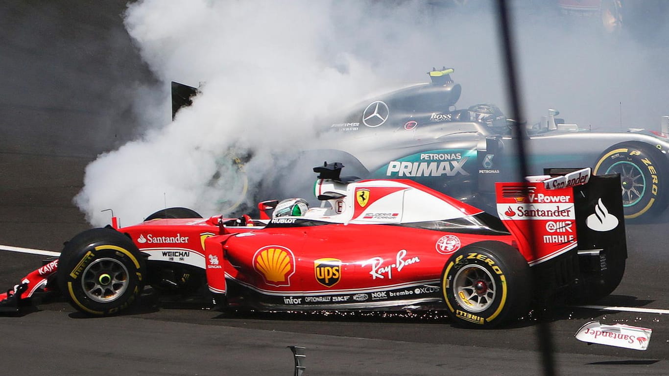 Sebastian Vettel (vorne) im Ferrari und Nico Rosberg im Mercedes kollidieren.