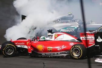 Sebastian Vettel (vorne) im Ferrari und Nico Rosberg im Mercedes kollidieren.