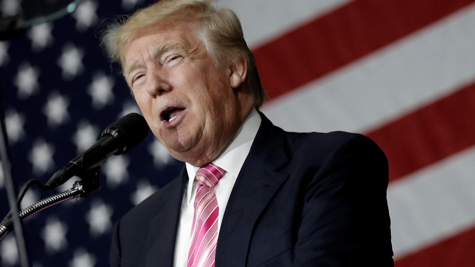 Donald Trump mokiert sich bei einer Wahlkampfveranstaltung in Manheim in Pennsylvania über den Schwächeanfall Hillary Clintons vor drei Wochen. Donald Trump mokiert sich bei einer Wahlkampfveranstaltung in Manheim in Pennsylvania über den Schwächeanfall Hillary Clintons vor drei Wochen.