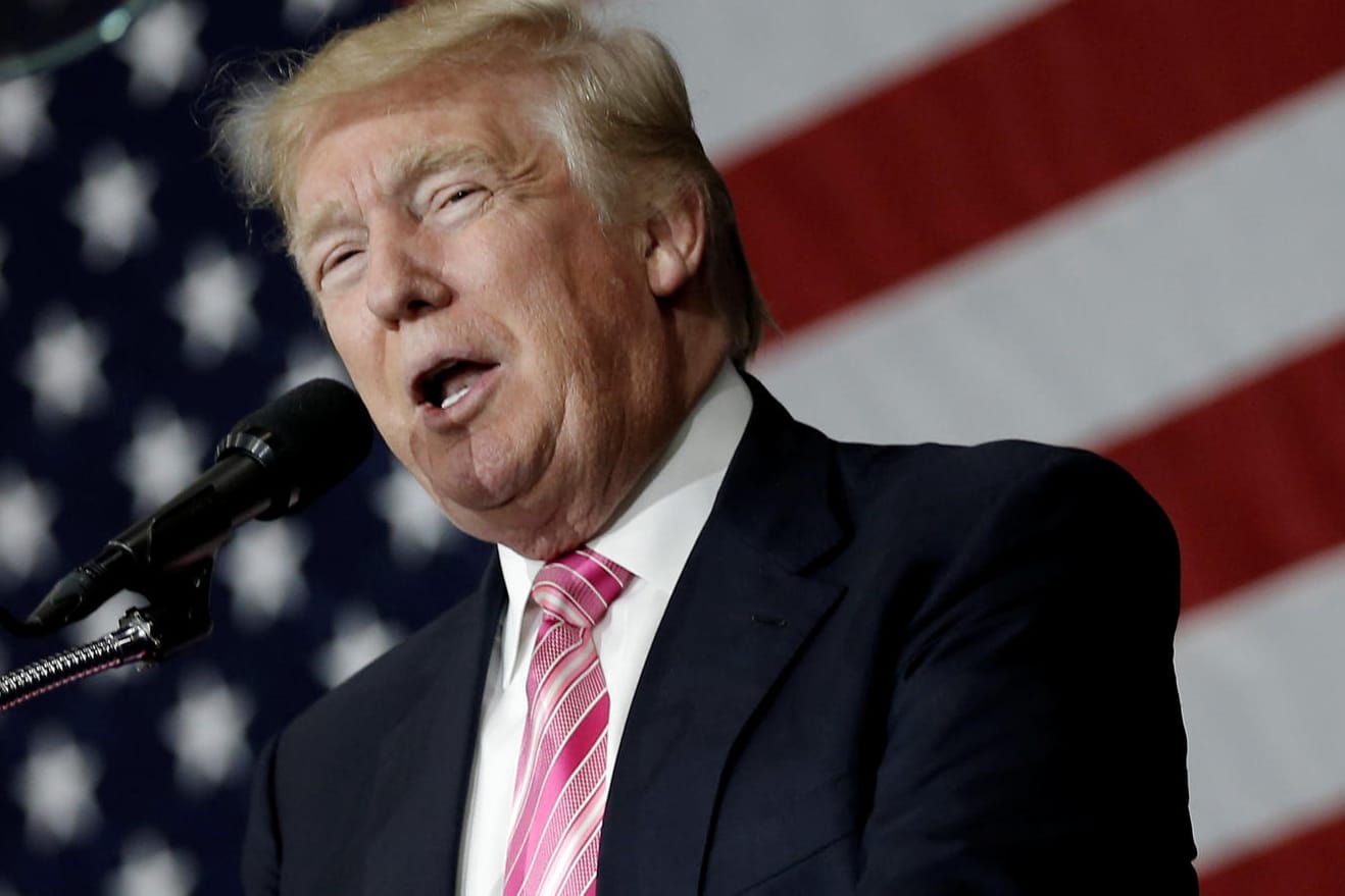 Donald Trump mokiert sich bei einer Wahlkampfveranstaltung in Manheim in Pennsylvania über den Schwächeanfall Hillary Clintons vor drei Wochen.