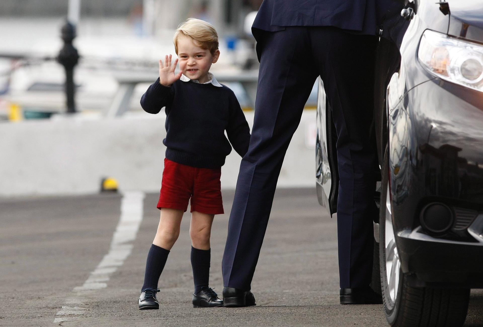 Kleiner Grimassenkönig: Prinz George winkte der Menge am Flughafen zu.