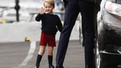 Kleiner Grimassenkönig: Prinz George winkte der Menge am Flughafen zu.