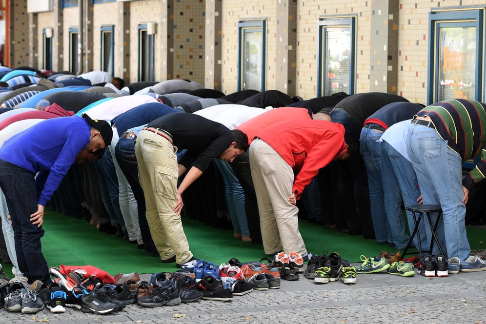 Mitglieder der Al-Farouk-Gemeinde haben aufgrund von Platzproblemen in den vergangenen Wochen im Freien beten müssen. Mittlerweile steht fest, dass sie in die Orangerie der Potsdamer Biosphäre umziehen können.