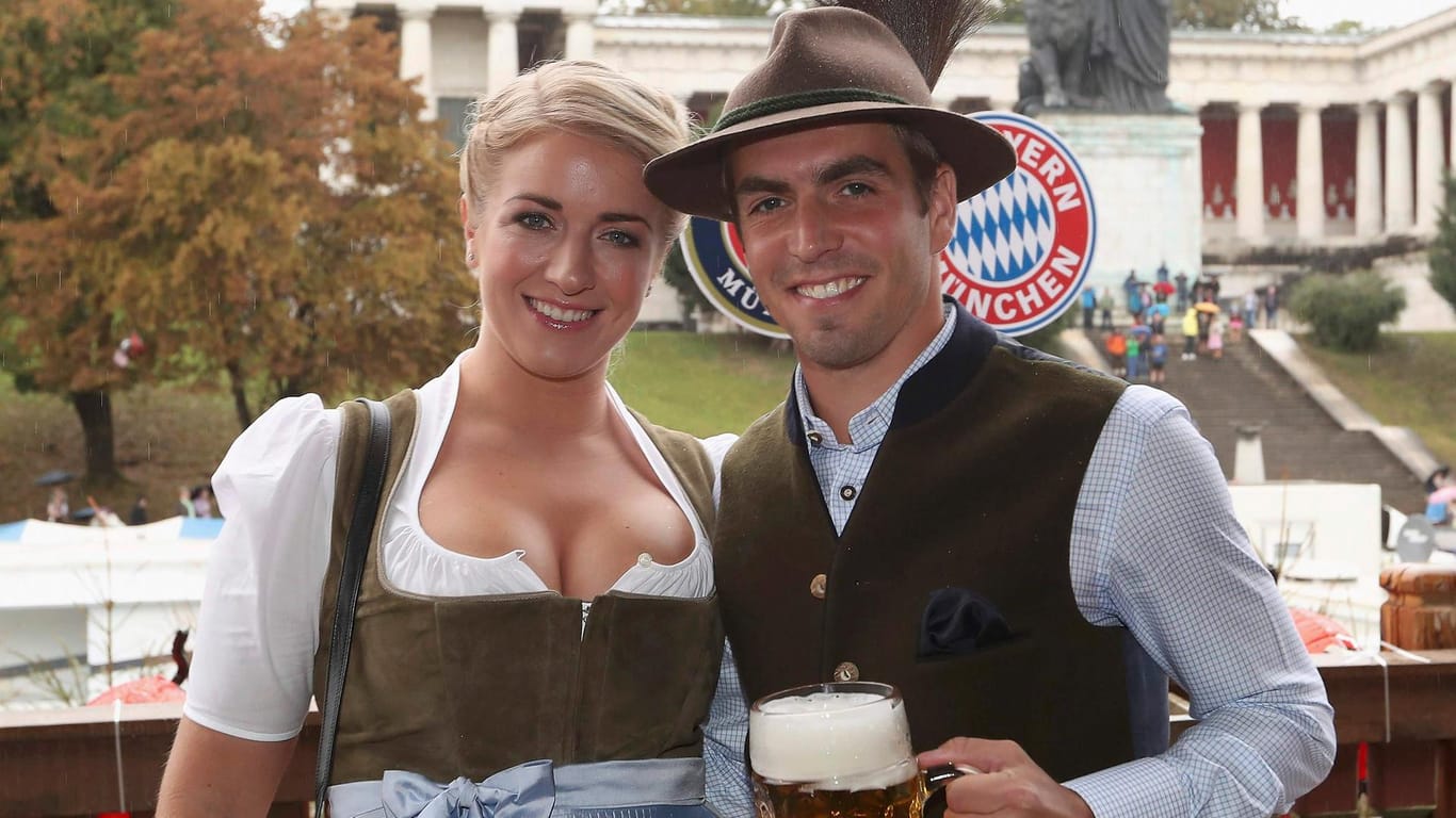 Philip Lahm und seine Ehefrau Claudia auf dem Münchner Oktoberfest.