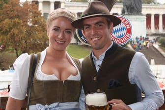 Philip Lahm und seine Ehefrau Claudia auf dem Münchner Oktoberfest.