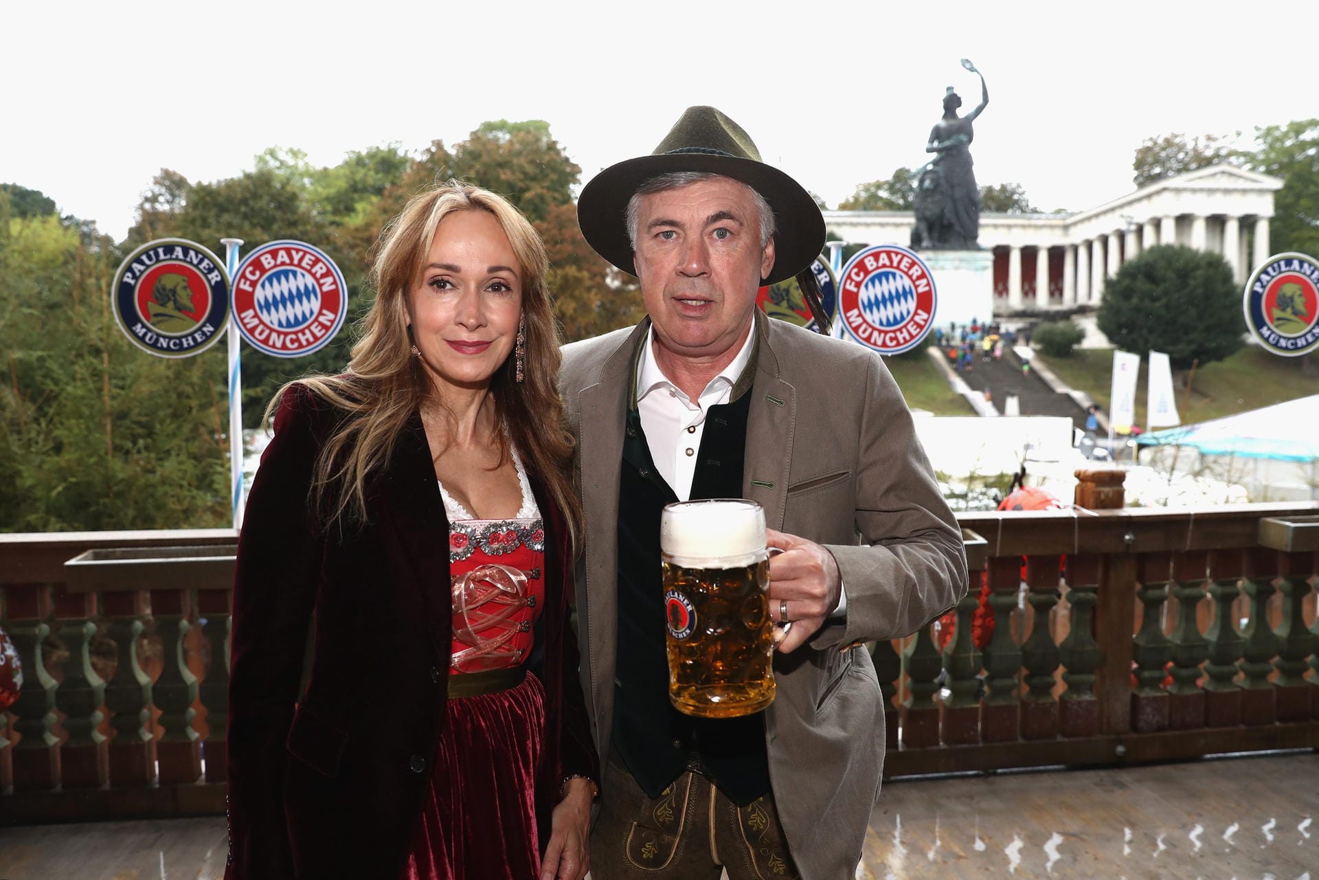 Am 2. Oktober fand der traditionelle Wiesn-Besuch des FC Bayern statt. Mit von der Partie war zum ersten Mal der neue Trainer Carlo Ancelotti samt Ehefrau Mariann.
