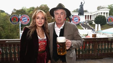 Am 2. Oktober fand der traditionelle Wiesn-Besuch des FC Bayern statt. Mit von der Partie war zum ersten Mal der neue Trainer Carlo Ancelotti samt Ehefrau Mariann.