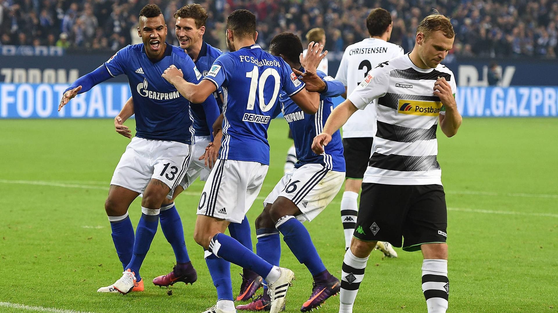 Gegensätze: Während sich die Schalker mit ihrem Torschützen Eric Maxim Choupo-Moting (links) freuen, dreht der Mönchengladbacher Tony Jantschke (rechts) enttäuscht ab.