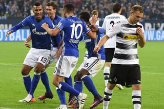 Gegensätze: Während sich die Schalker mit ihrem Torschützen Eric Maxim Choupo-Moting (links) freuen, dreht der Mönchengladbacher Tony Jantschke (rechts) enttäuscht ab.