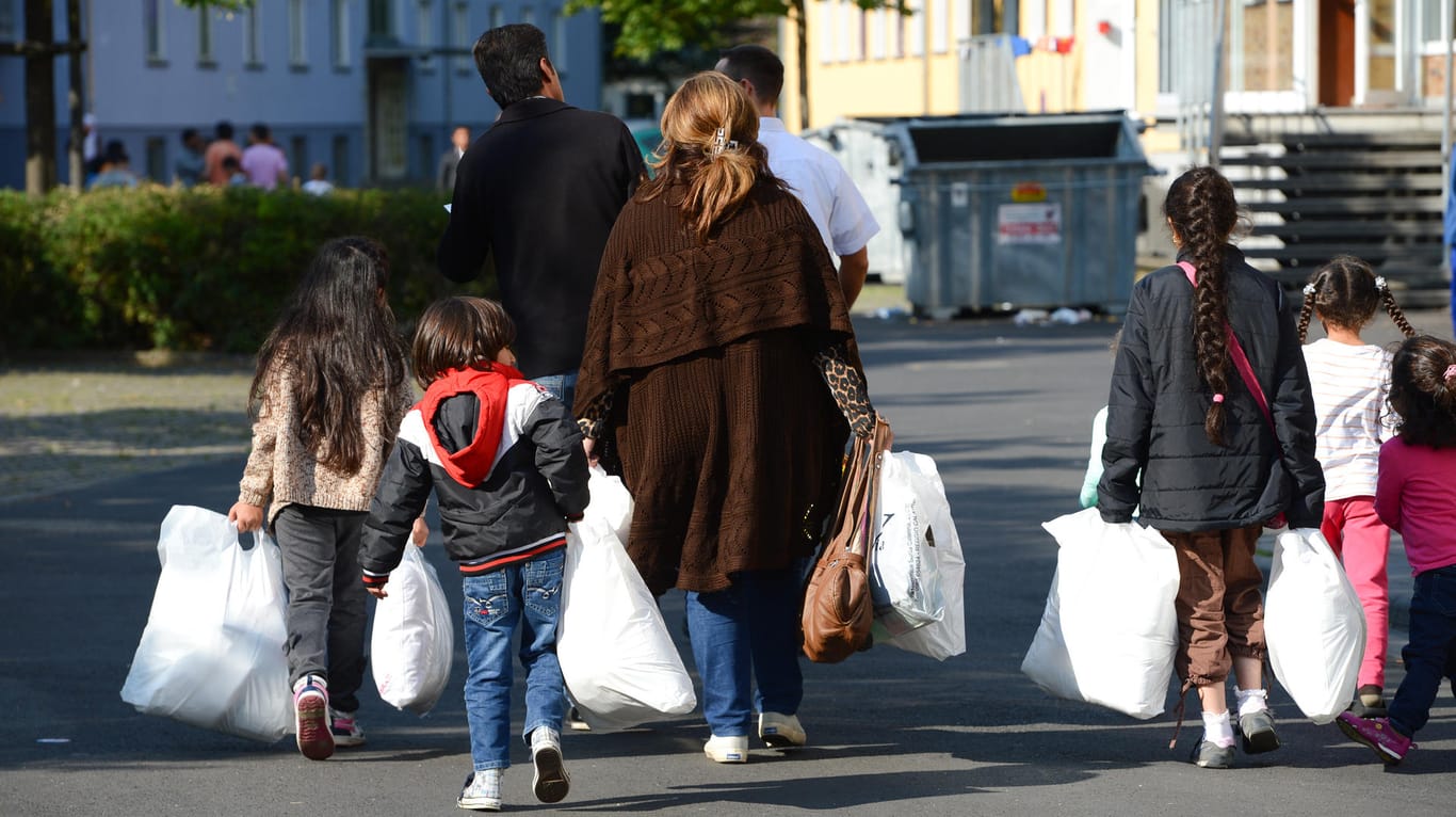 Eine Familie ist im Sommer 2014 auf dem Weg in ihre Unterkunft in der Erstaufnahmeeinrichtung für Flüchtlinge in Gießen.