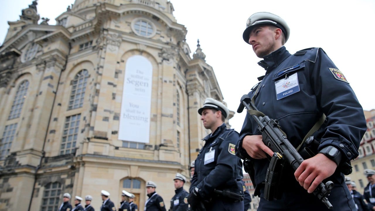 Polizisten sichern den Neumarkt vor der Frauenkirche in Dresden. Polizisten sichern den Neumarkt vor der Frauenkirche in Dresden.