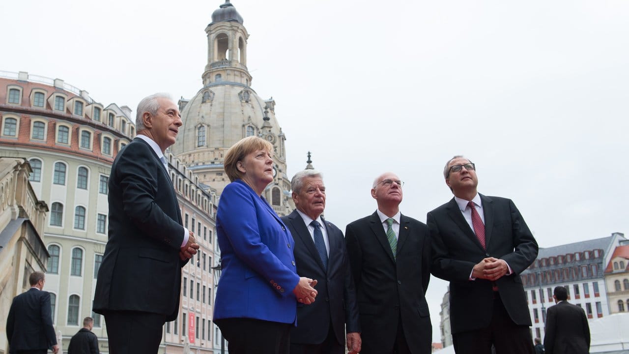 Sachsens Ministerpräsident Tillich (L) neben Bundeskanzlerin Merkel, Bundespräsident Gauck, Bundestagspräsident Lammert und Andreas Voßkuhle, Präsident des Bundesverfassungsgerichts. Sachsens Ministerpräsident Tillich (L) neben Bundeskanzlerin Merkel, Bundespräsident Gauck, Bundestagspräsident Lammert und Andreas Voßkuhle, Präsident des Bundesverfassungsgerichts.