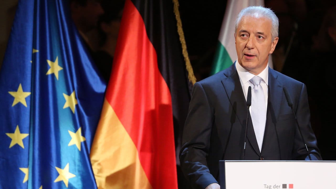 Sachsens Ministerpräsident Stanislaw Tillich: "Beschämt erleben wir, dass Worte die Lunte legen können für Hass und Gewalt". Sachsens Ministerpräsident Stanislaw Tillich: "Beschämt erleben wir, dass Worte die Lunte legen können für Hass und Gewalt".