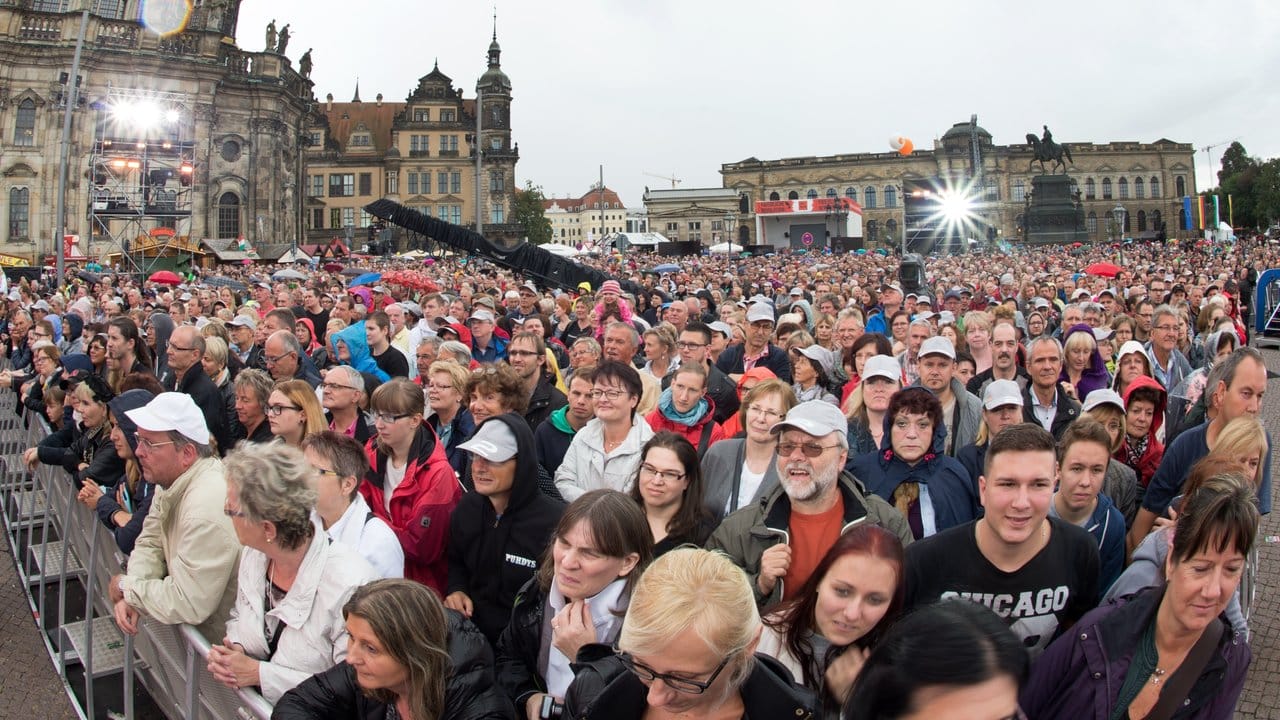 Zuschauer verfolgen am Sonntag auf dem Theaterplatz in Dresden eine Musikshow. Zuschauer verfolgen am Sonntag auf dem Theaterplatz in Dresden eine Musikshow.