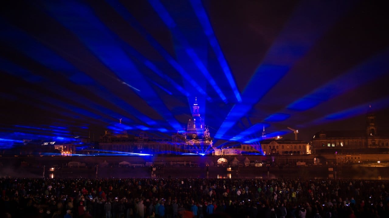 Eine Multimediashow mit Licht, Laser und Projektionen erhellte am Sonntag das Terrassenufer in Dresden. Eine Multimediashow mit Licht, Laser und Projektionen erhellte am Sonntag das Terrassenufer in Dresden.