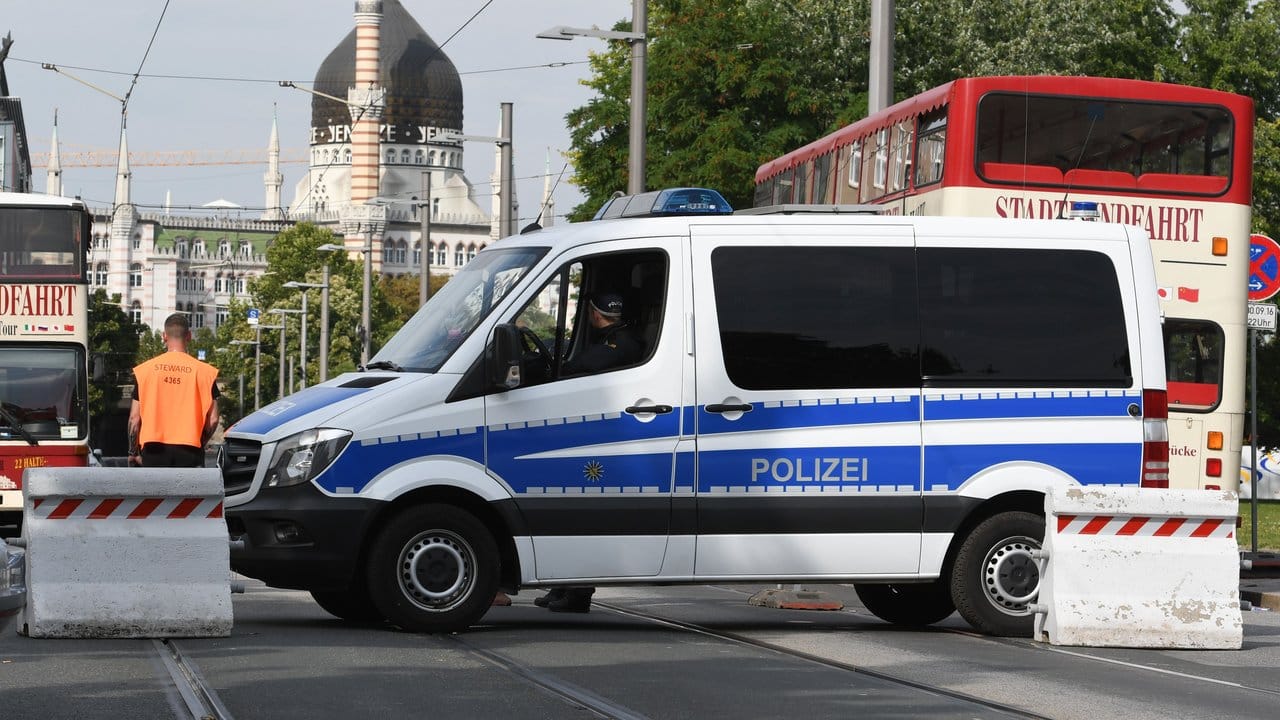 Im Zusammenhang mit der Einheitsfeier gelten in der sächsischen Landeshauptstadt scharfe Sicherheitsmaßnahmen. Im Zusammenhang mit der Einheitsfeier gelten in der sächsischen Landeshauptstadt scharfe Sicherheitsmaßnahmen.