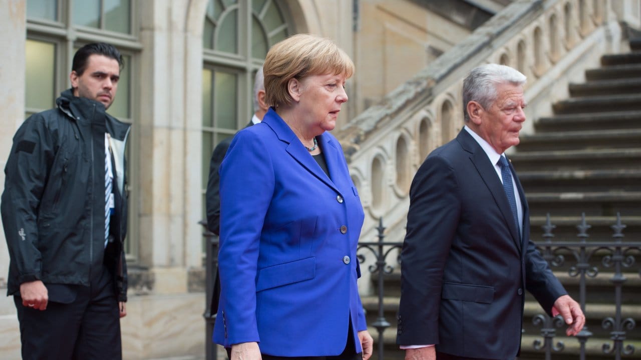 Bundeskanzlerin Merkel und Bundespräsident Gauck während ihres Besuchs in der Landeshauptstadt von Sachsen. Bundeskanzlerin Merkel und Bundespräsident Gauck während ihres Besuchs in der Landeshauptstadt von Sachsen.