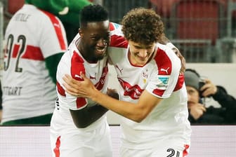 Carlos Mané (li.) und Benjamin Pavard führen den VfB zum Sieg gegen Fürth.