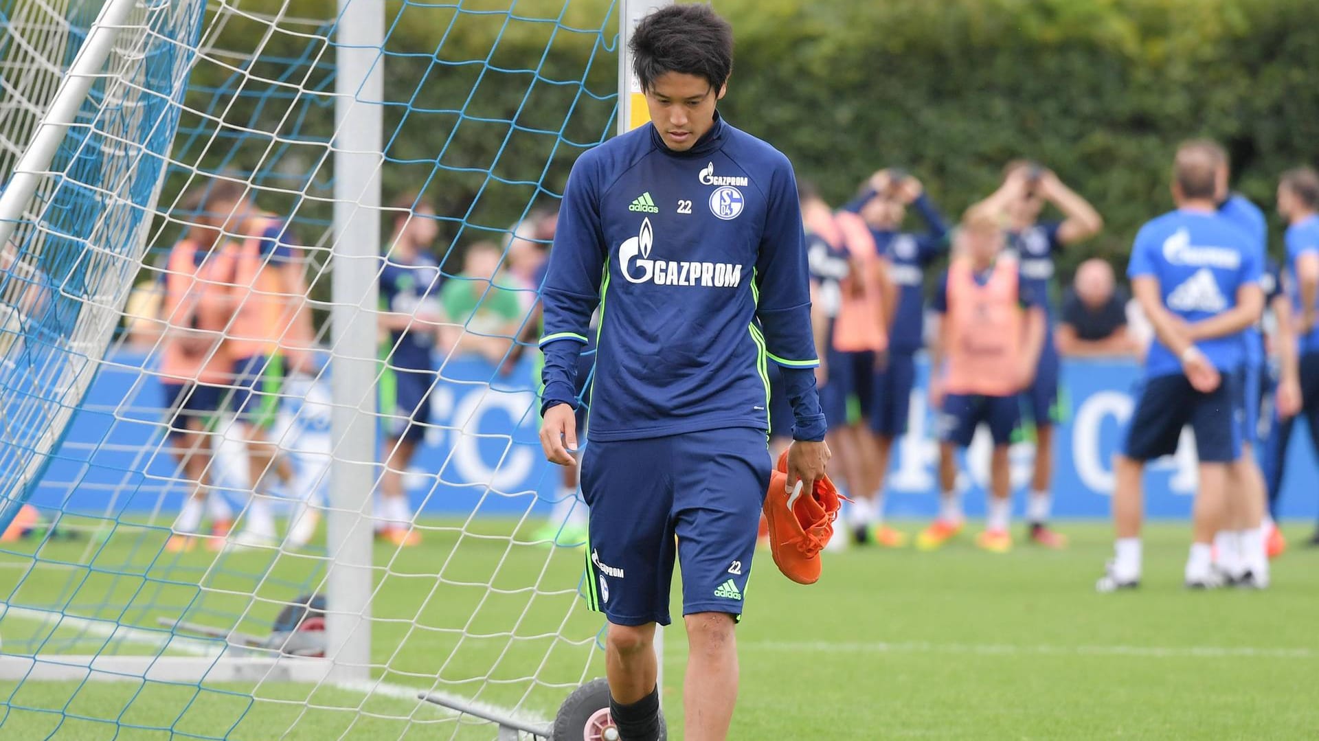 Schalke-Verteidiger Atsuto Uchida hat sein letztes Spiel im März 2015 gemacht. Schalke-Verteidiger Atsuto Uchida hat sein letztes Spiel im März 2015 gemacht.