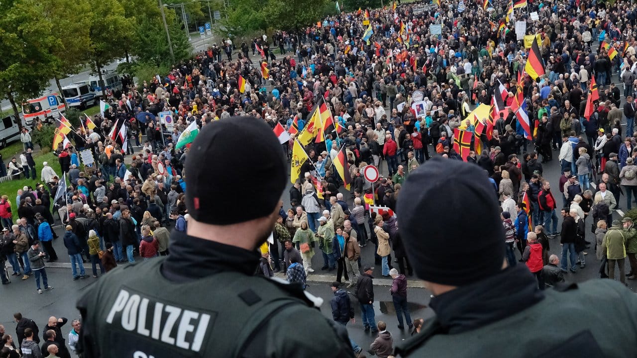 Polzisten beobachten den Pegida-Aufmarsch in Dresden. Polzisten beobachten den Pegida-Aufmarsch in Dresden.