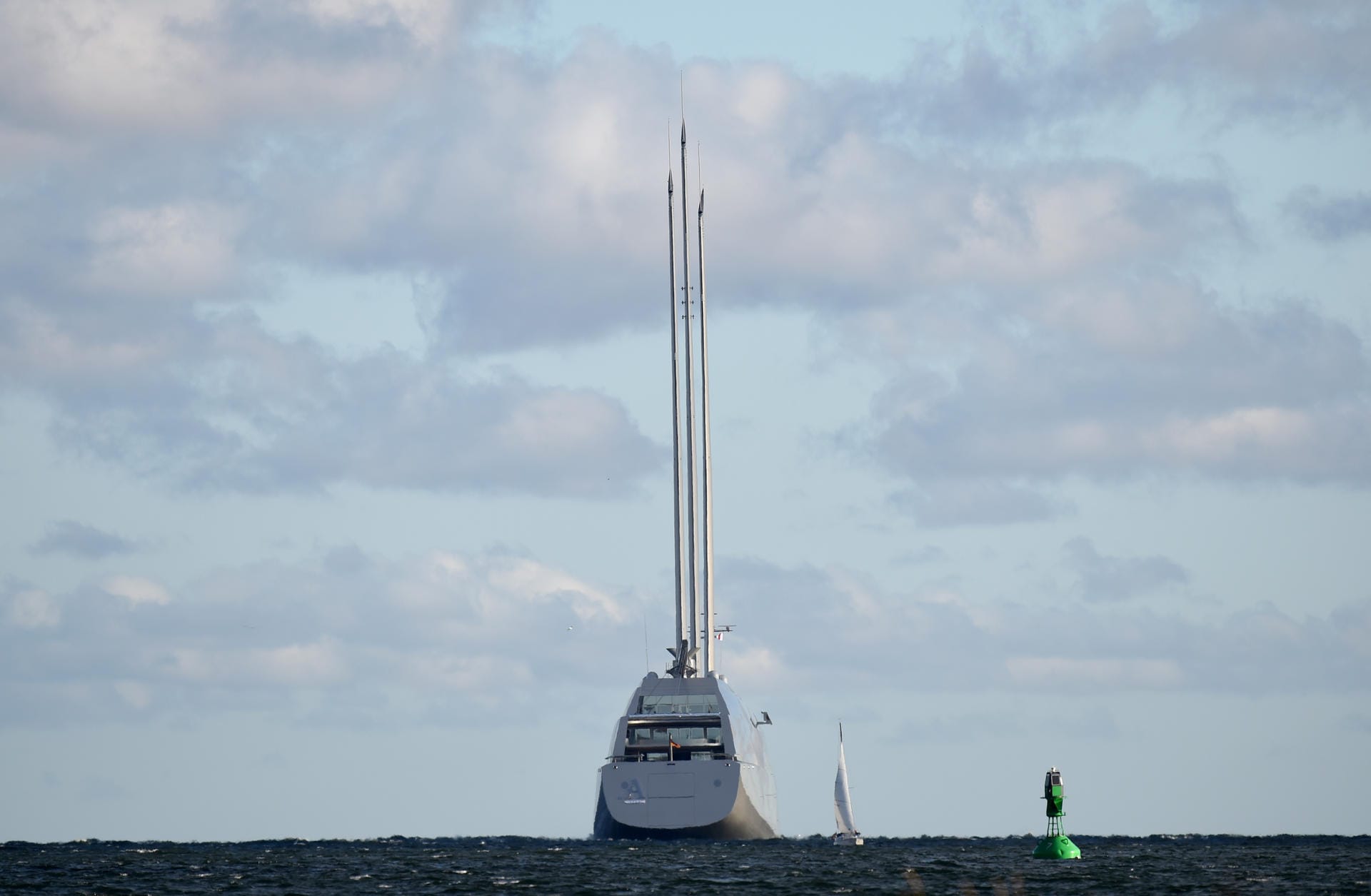 Die "Sailing Yacht A" läuft in Kiel zu einer Probefahrt auf die Ostsee aus.