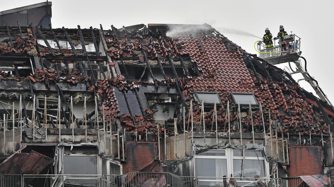 Das abgebrannte Dach des Krankenhauses Bergmannsheil in Bochum.