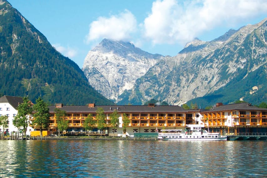 Das 4-Sterne-Superior-Hotel "Travel Charme Fürstenhaus" liegt direkt am Achensee.