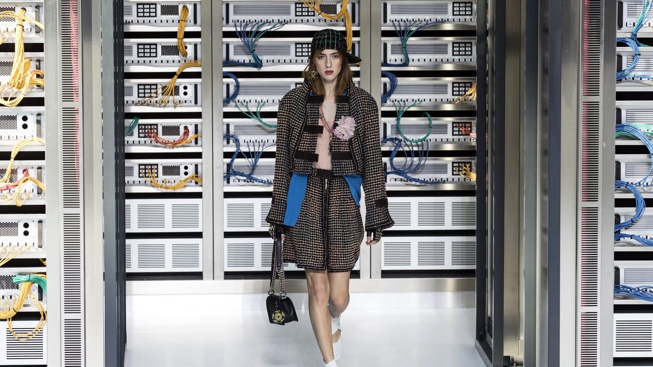 Lagerfelds Mode aus dem Computerreich in Paris.