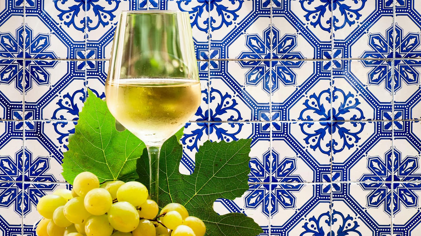 Der portugiesische Vinho Verde (übersetzt "grüner Wein") ist farblich von einem Weißwein nicht zu unterscheiden.