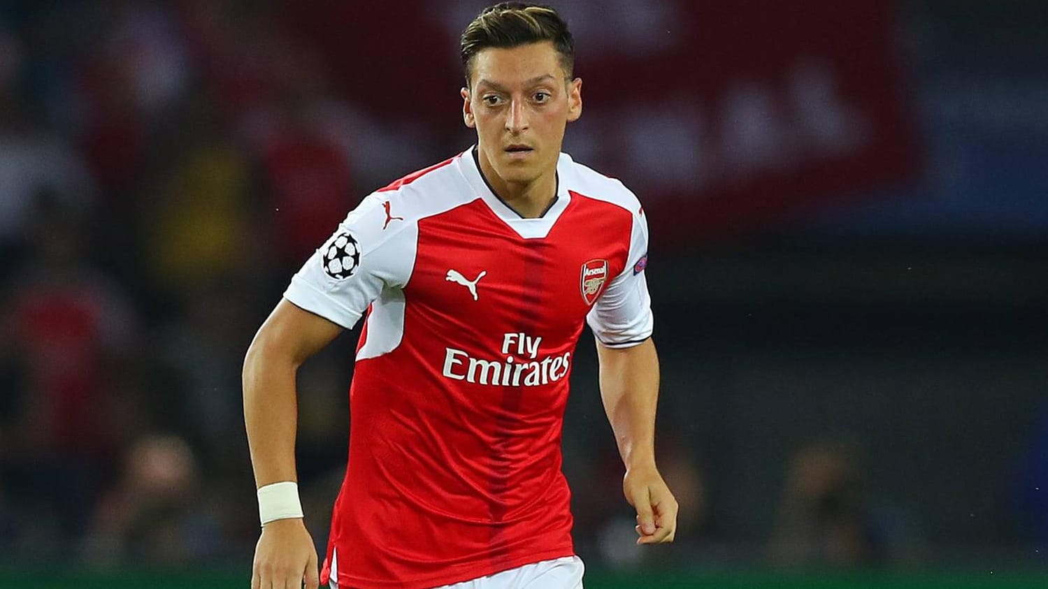 Arsenal-Star Mesut Özil am Ball.