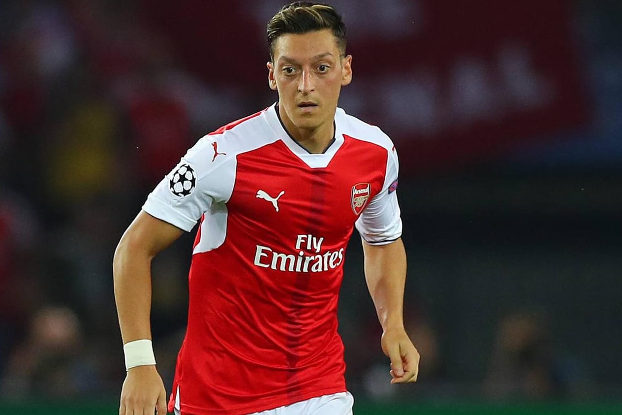 Arsenal-Star Mesut Özil am Ball.