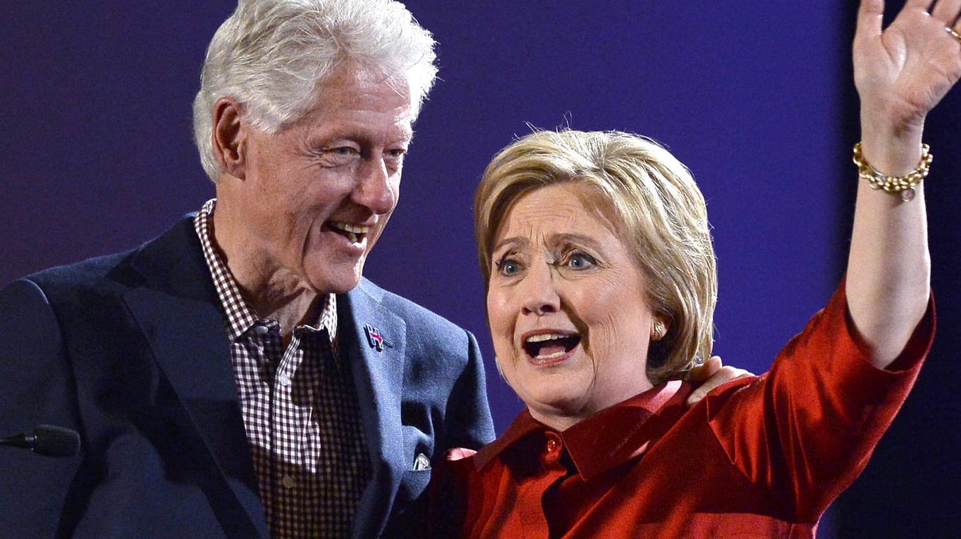 Bill Clinton erlaubt sich "Obamacare"-Patzer und bringt seine Frau Hillary in Bedrängnis. Zuungunsten seiner Frau Hillary: Bill Clinton erlaubt sich einen bösen Patzer.