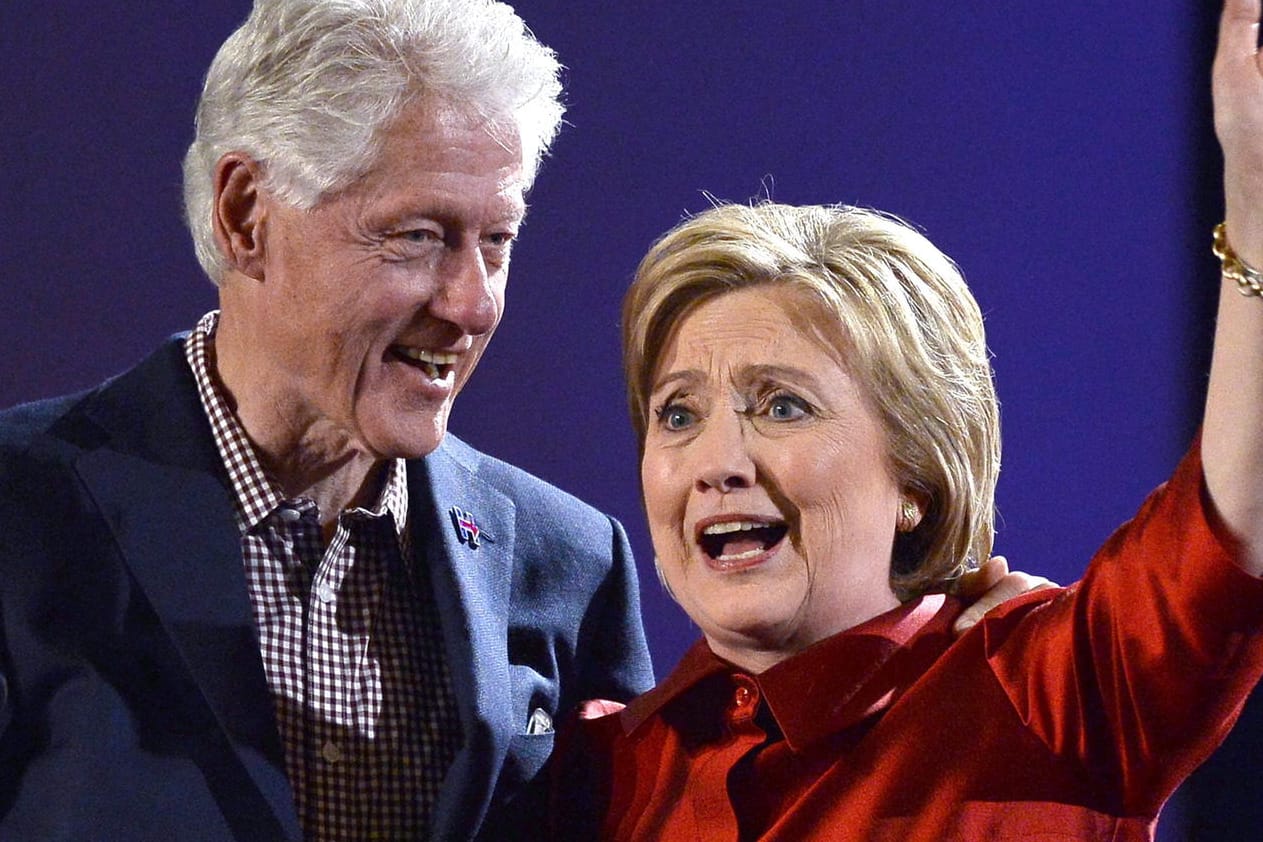 Bill Clinton erlaubt sich "Obamacare"-Patzer und bringt seine Frau Hillary in Bedrängnis. Zuungunsten seiner Frau Hillary: Bill Clinton erlaubt sich einen bösen Patzer.
