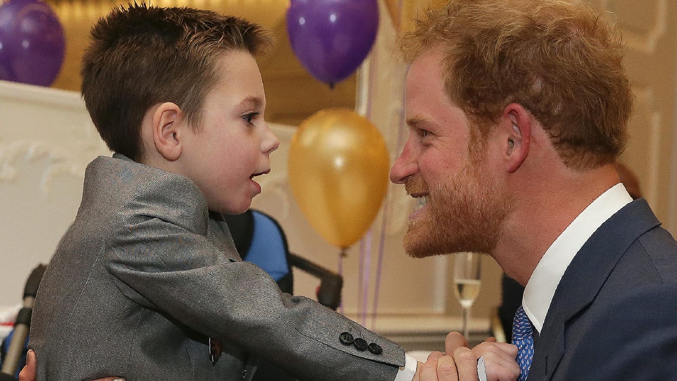 Der kleine Ollie Carroll begrüßt Prinz Harry bei seinem Auftritt anlässlich der "WellChild Awards".