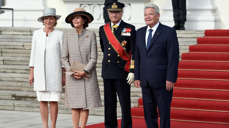 König Carl Gustaf (2.v.r.) und Königin Silvia von Schweden (2.v.l.) werden in Berlin von Bundespräsident Joachim Gauck und seiner Lebensgefährtin Daniela Schadt vor Schloss Bellevue begrüßt.