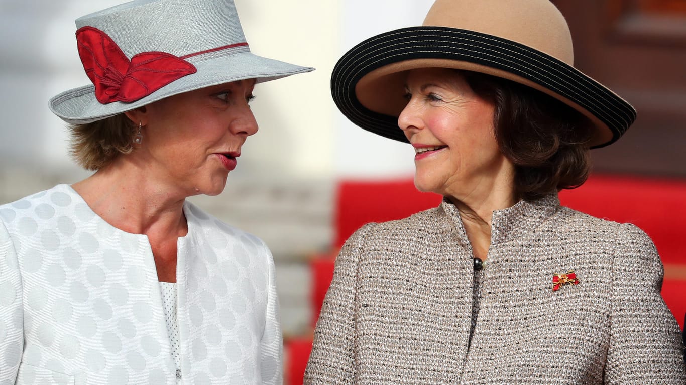 Königin Silvia von Schweden (r) und Daniela Schadt, Lebensgefährtin des Bundespräsidenten, scheinen sich blendend zu verstehen.